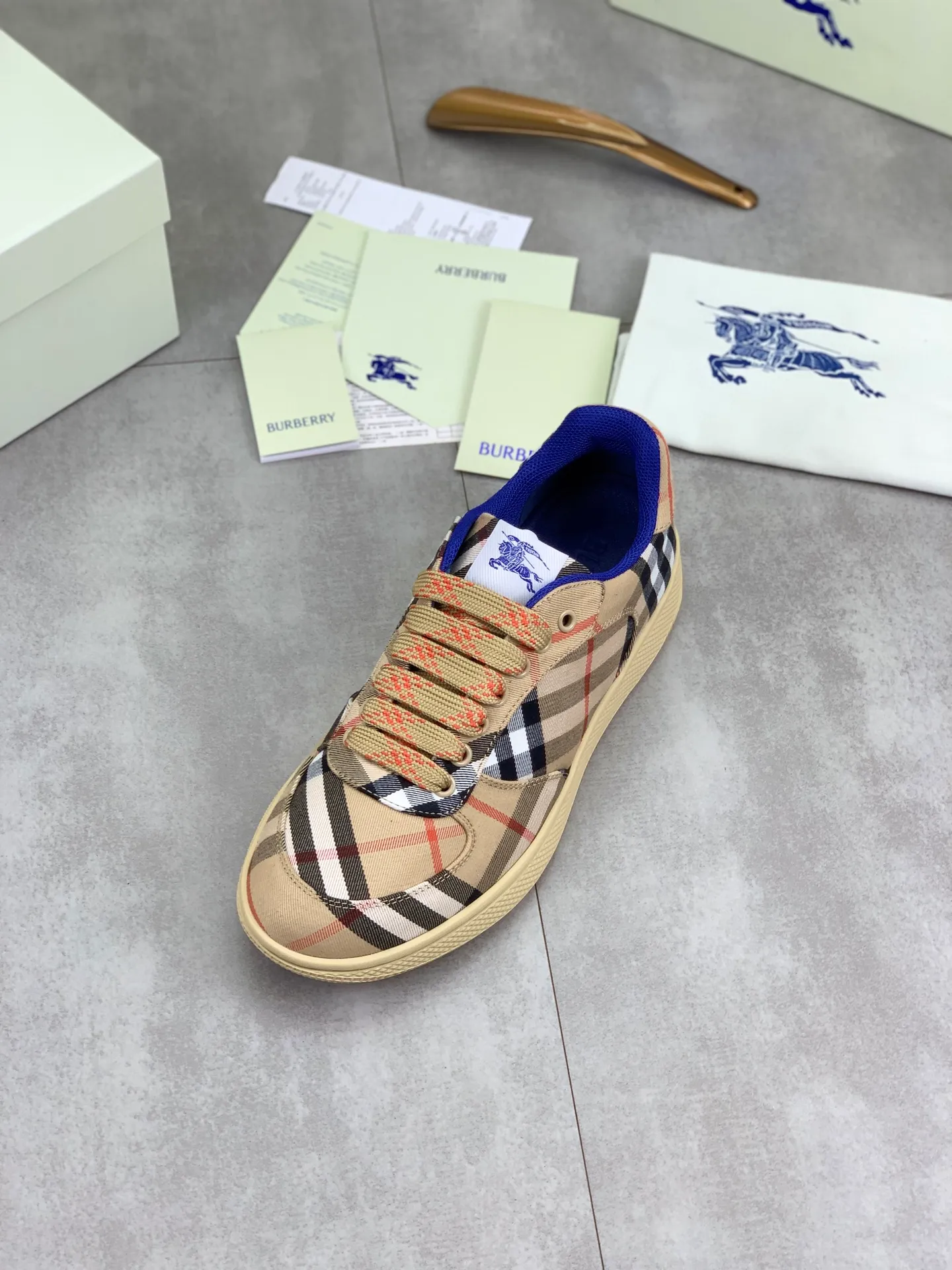 Factory price P580 [BURBERRY] Burberry - High-end quality original order (couples 🧑‍🤝‍🧑 style) - Upper: imported 🔝 original material - Lining: cowhide lining, feet; water-dyed cowhide - Outsole: ultra-light TPR rubber; two-color molded outsole - Ultra-high quality control, fine workmanship: highlighted (high-end, extravagance, grade) -Size: 35-46 (male 38 46 Female 35 40 Customized)·Color: 5️⃣colors available